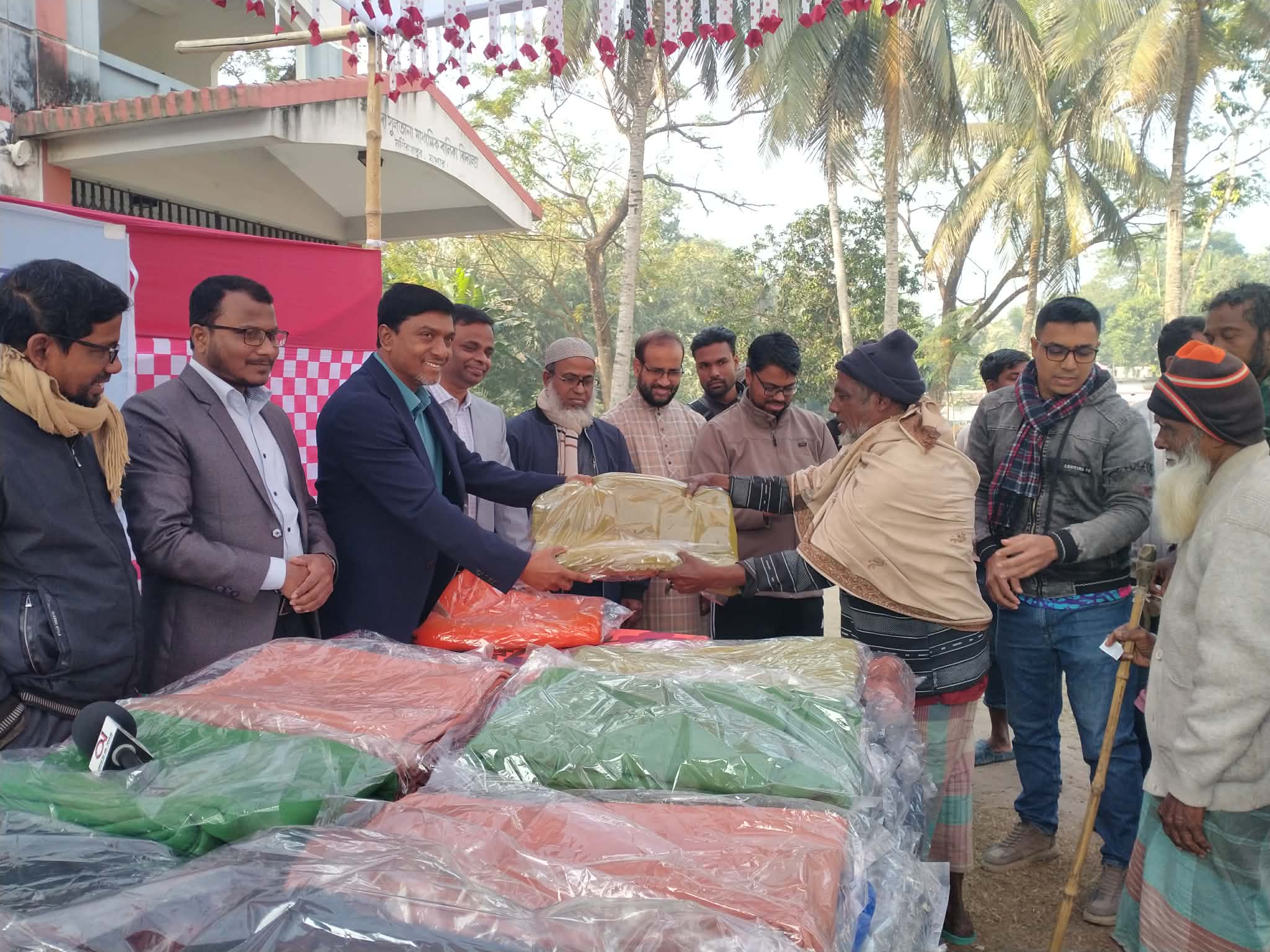 মনিরামপুর সমিতি ঢাকা এর উদ্যোগে  শীতার্তদের মাঝে শীত বস্ত্র বিতরণ