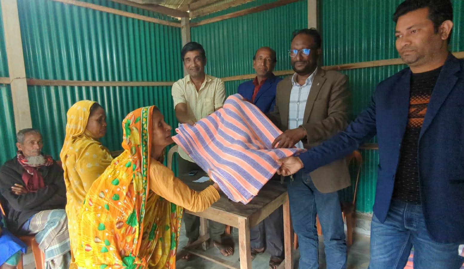 নালিতাবাড়ীতে শীতার্তদের মাঝে কম্বল বিতরণ