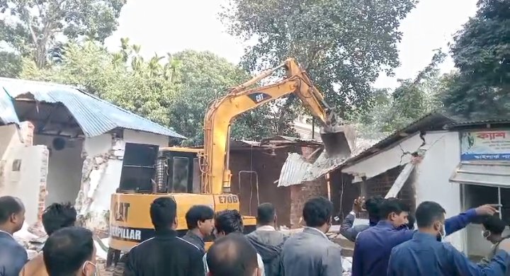 লালমনিরহাটের হাতীবান্ধায় সরকারি জমিতে অবৈধ স্থাপনা উচ্ছেদে জেলা পরিষদের অভিযান