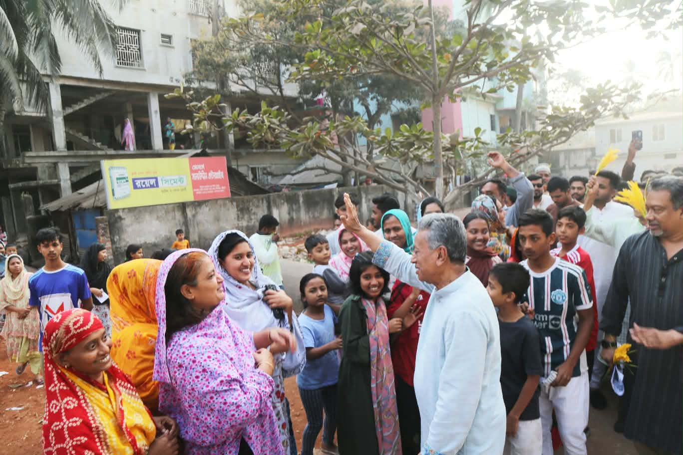 অনির্বাচিত সরকার কখনও দেশের মানুষের আশা পূরণ করতে পারে না :- দক্ষিণ হালিশহরে গণসংযোগে আমির খসরু মাহমুদ চৌধুরী