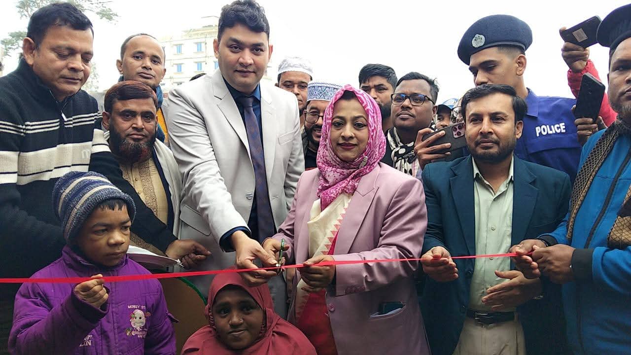 উলচাপাড়া গ্রামের শারীরিক প্রতিবন্ধী খর্বাকৃতির দম্পতি ফরহাদ ও আরিফার হাতে দোকানের চাবি তুলে দেন- জেলা প্রশাসন