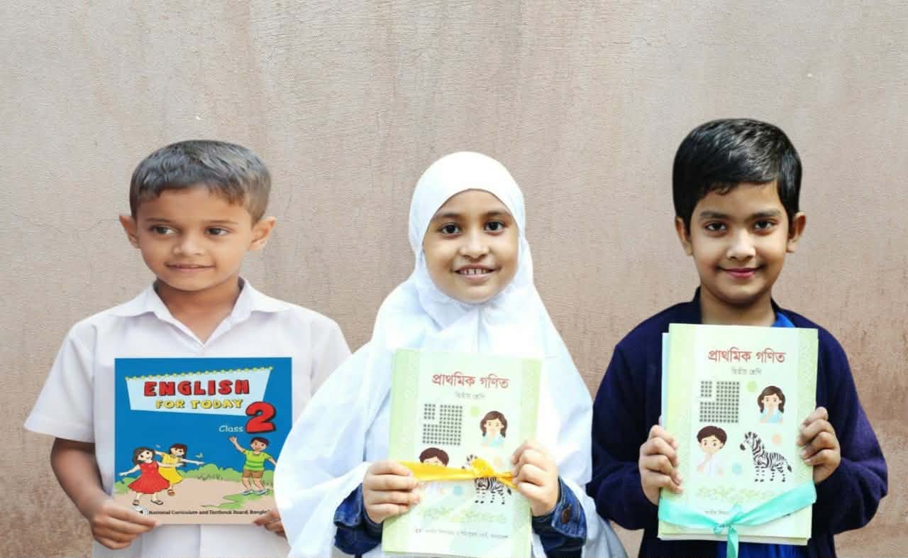 কুমিল্লার হোমনায় জয়নগর প্রাথমিক বিদ্যালয়ে নতুন বই বিতরণ উৎসব