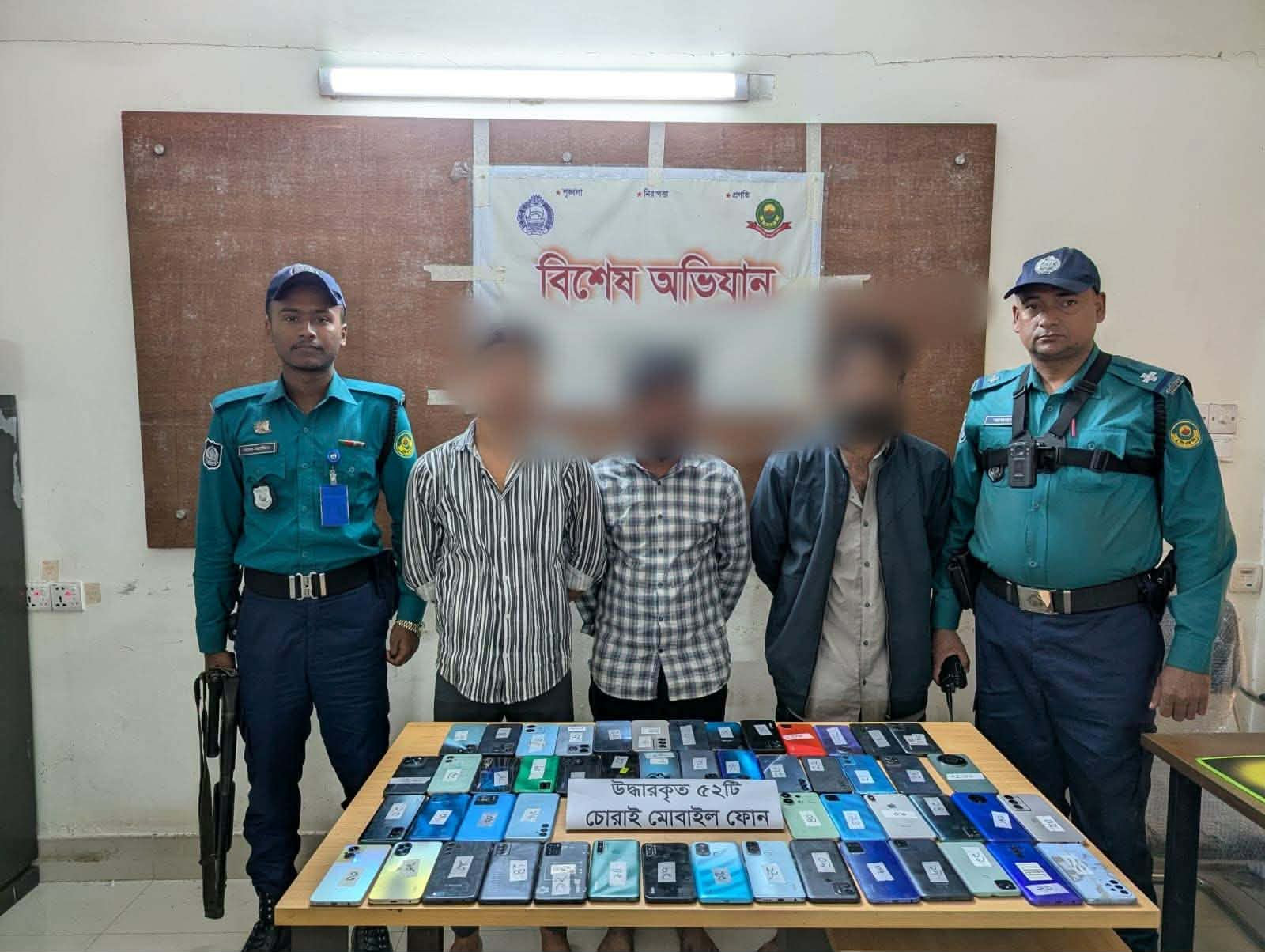 সিএমপি’র পাঁচলাইশ মডেল থানা পুলিশের অভিযানে ৫২টি বিভিন্ন ব্রান্ডের চোরাই মোবাইল ফোন সহ ০৩ জন আসামী গ্রেফতার