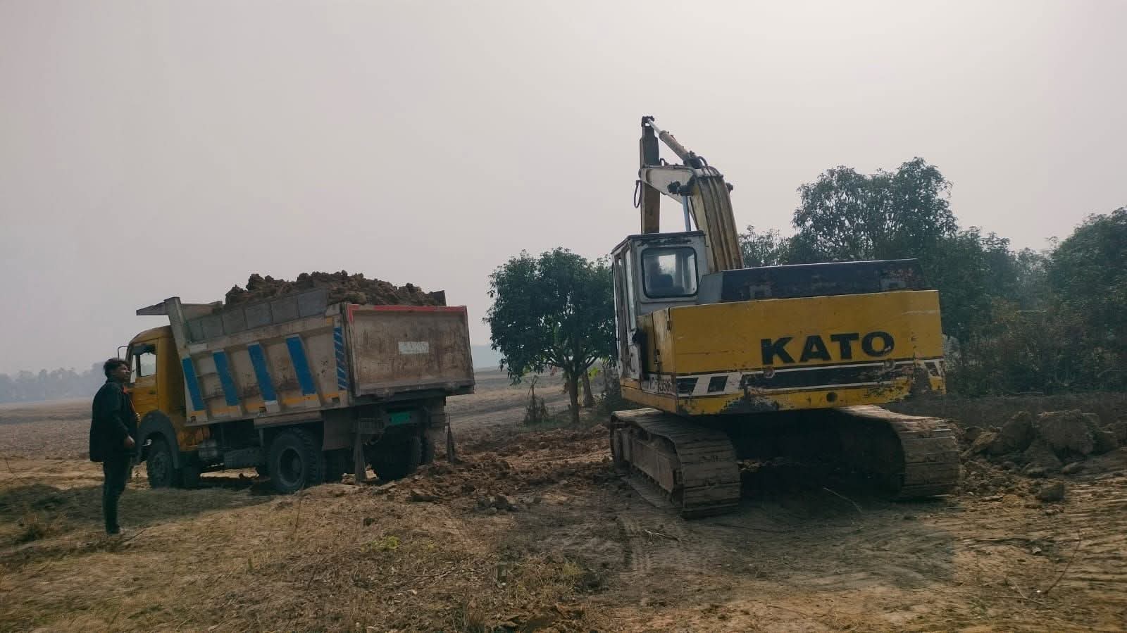 চাঁপাইনবাবগঞ্জে পাহাড় ও ফসলী জমির মাটি কাটার মহোৎসব চলছে