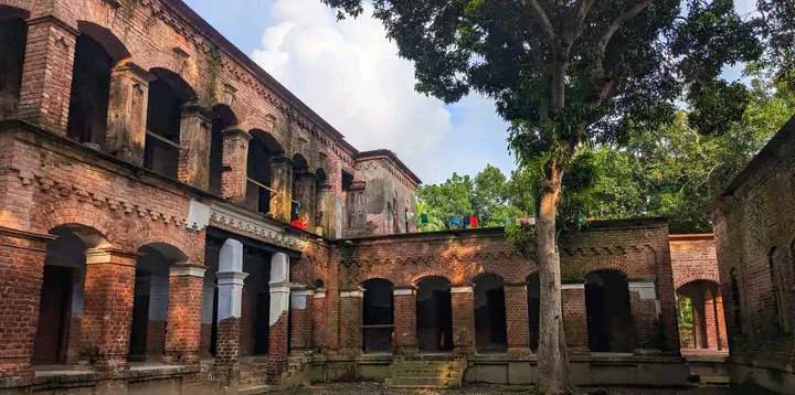 নড়াইলে প্রখ্যাত ঔপন্যাসিক ডা. নীহার রঞ্জন গুপ্তের শেষ স্মৃতি চিহ্নটুকু হারিয়ে যেতে যেতে বসেছে