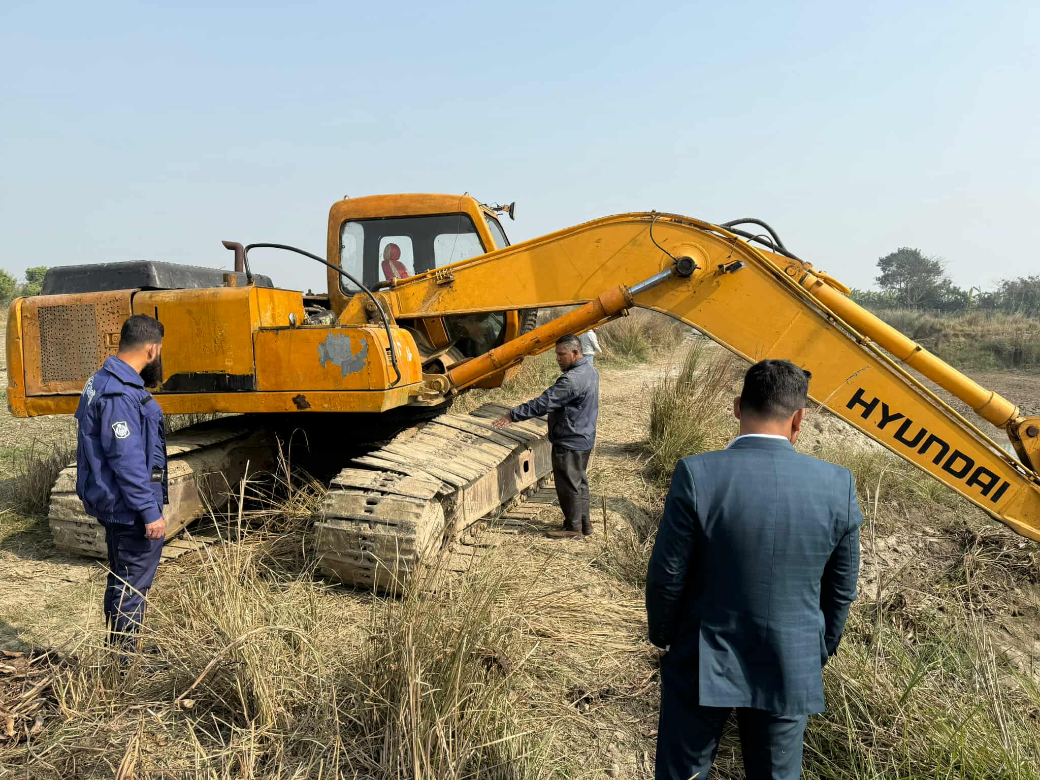 চরভদ্রাসনে অবৈধ মাটি কাটার দায়ে মোবাইল কোর্ট, ভেকু মেশিনসহ সরঞ্জাম ধ্বংস