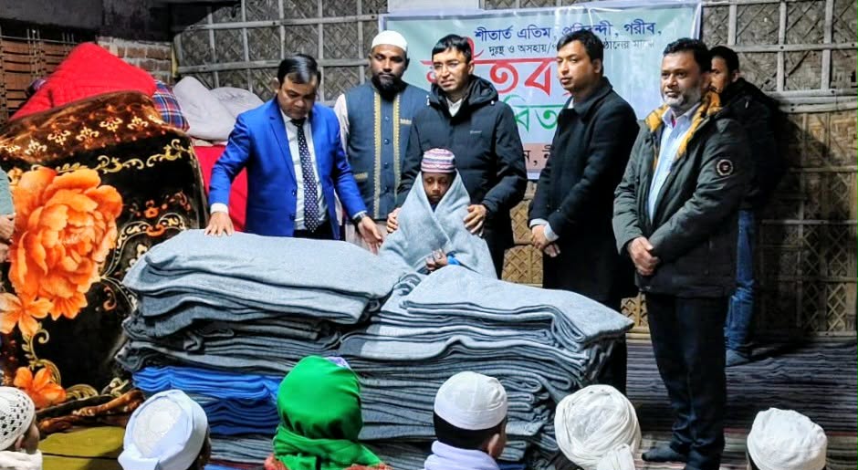 রাতে বিভিন্ন এতিমখানায় ঘুরে ঘুরে শীতার্তদের পাশে নীলফামারী জেলা প্রশাসক নায়িরুজ্জামান