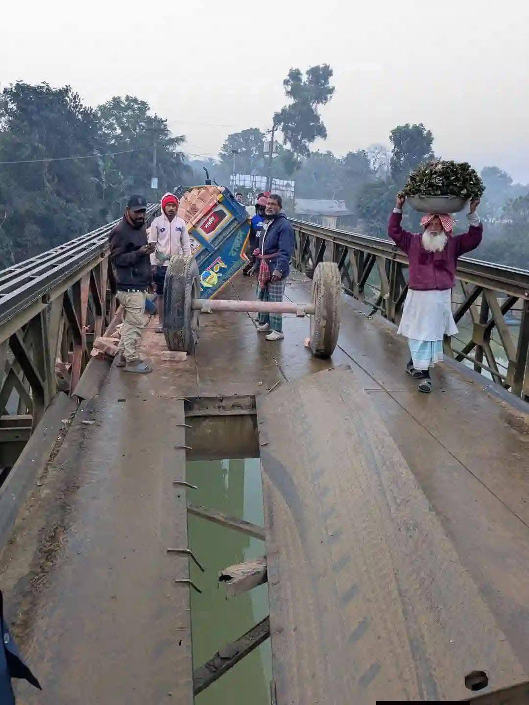 মৃত্যুফাঁদে পরিণত গোমতী ব্রিজ—মুরাদনগরবাসীর আতঙ্কের নাম একটি সেতু!