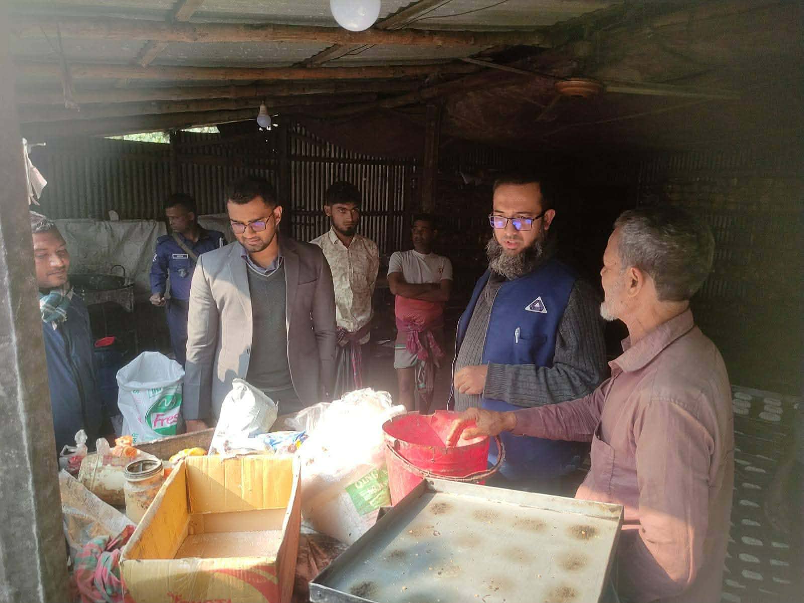 চারঘাটে ভেজাল গুড় ও বেকারিতে অভিযান, জরিমানা