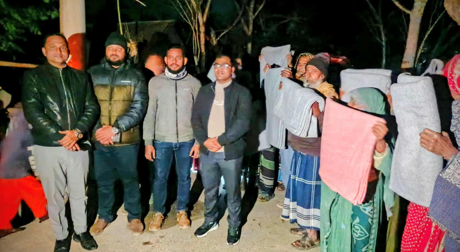 চরভদ্রাসনে রাত পর্যন্ত শীতার্তদের মাঝে ইউএনওর ঘুরে ঘুরে কম্বল বিতরণ