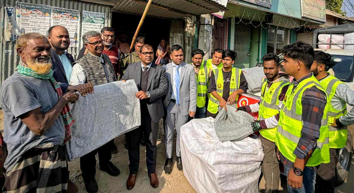 চরভদ্রাসনে তীব্র শীত মোকাবেলায় ৩০০ অসহায় মানুষের মাঝে কম্বল বিতরণ