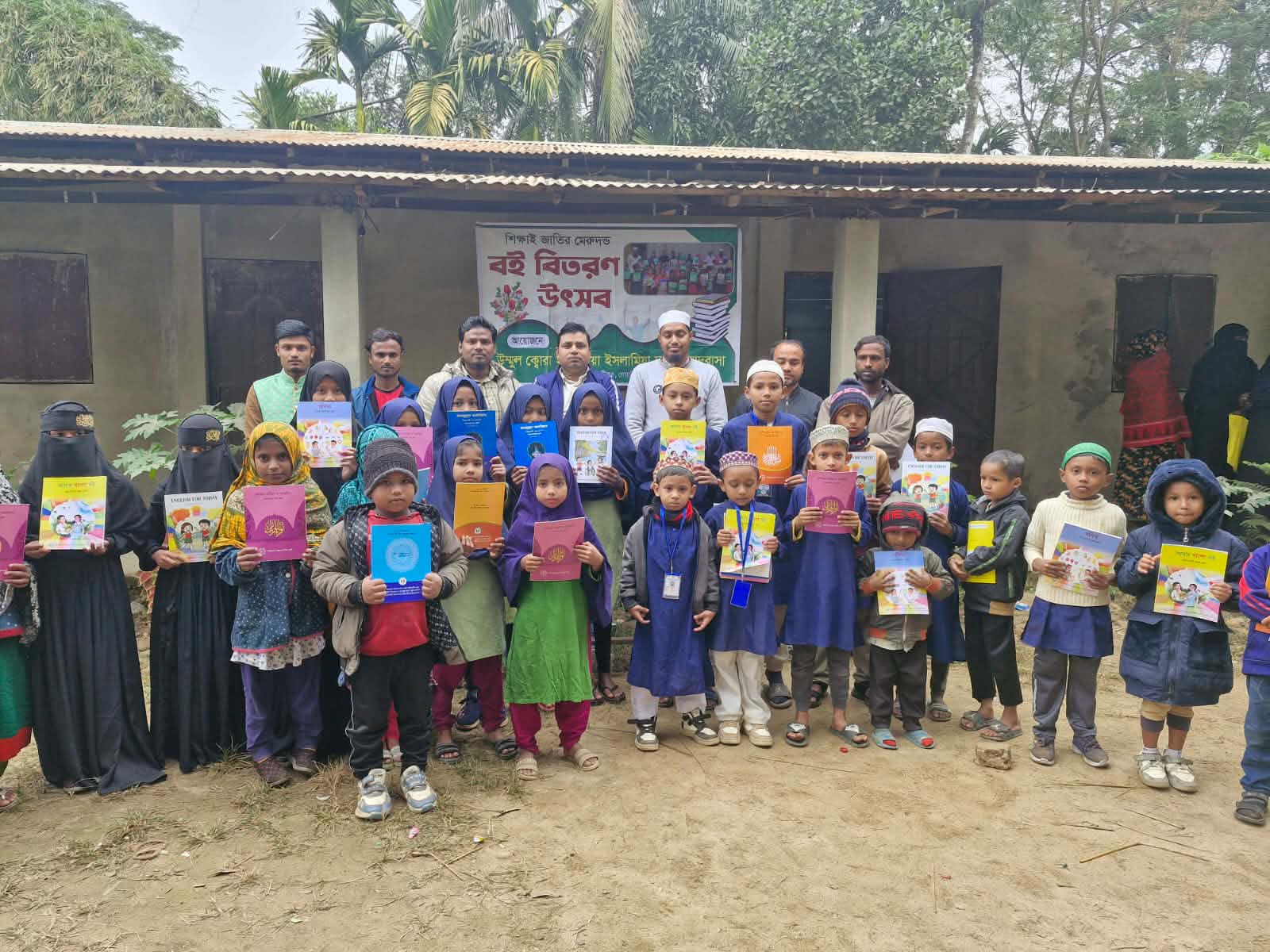 উম্মুল কোরা হাফিজিয়া দাখিল মাদ্রাসায় উৎসব ছাড়াই ২০২৬ শিক্ষাবর্ষের বই বিতরণ
