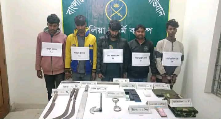 নড়াইলের নড়াগাতিতে যৌথ বাহিনীর অভিযান, দেশীয় অস্ত্র ও ইয়াবাসহ পাঁচ মাদক কারবারি গ্রেপ্তার