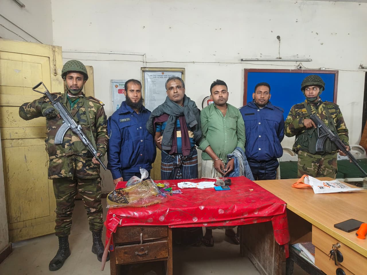 তাড়াইলে যৌথবাহিনীর অভিযানে ৬১পিস ইয়াবাসহ দুই মাদক কারবারি গ্রেপ্তার