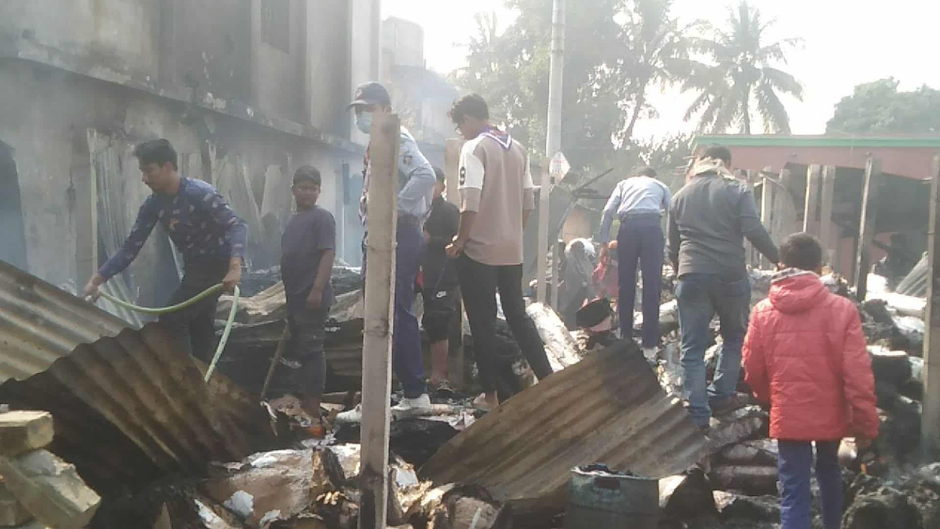 ঝিনাইদহের কোটচাঁদপুর আগুনে পুড়ে দুই ব্যবসায়ীর স্বপ্ন, ক্ষতি প্রায় ২৫ লাখ টাকা