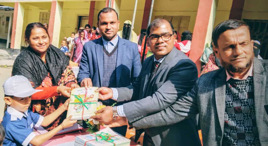 চরভদ্রাসনে নতুন বছরের প্রথম দিনে শিক্ষার্থীদের মাঝে বই বিতরণ 