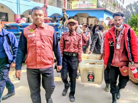 গাইবান্ধার দুর্গম চরাঞ্চলে যাচ্ছে ভোটের সরঞ্জাম