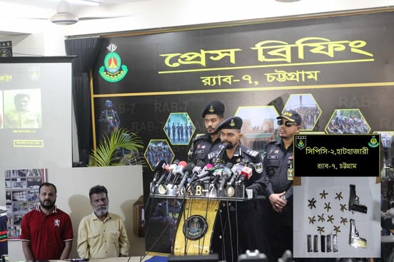 নগরীর বায়জিদ এলাকা হতে ০২ টি বিদেশী পিস্তল এবং ৫৬ রাউন্ড গুলিসহ ০২ শীর্ষ সন্ত্রাসীকে গ্রেফতার করেছে র‌্যাব-৭, চট্টগ্রাম