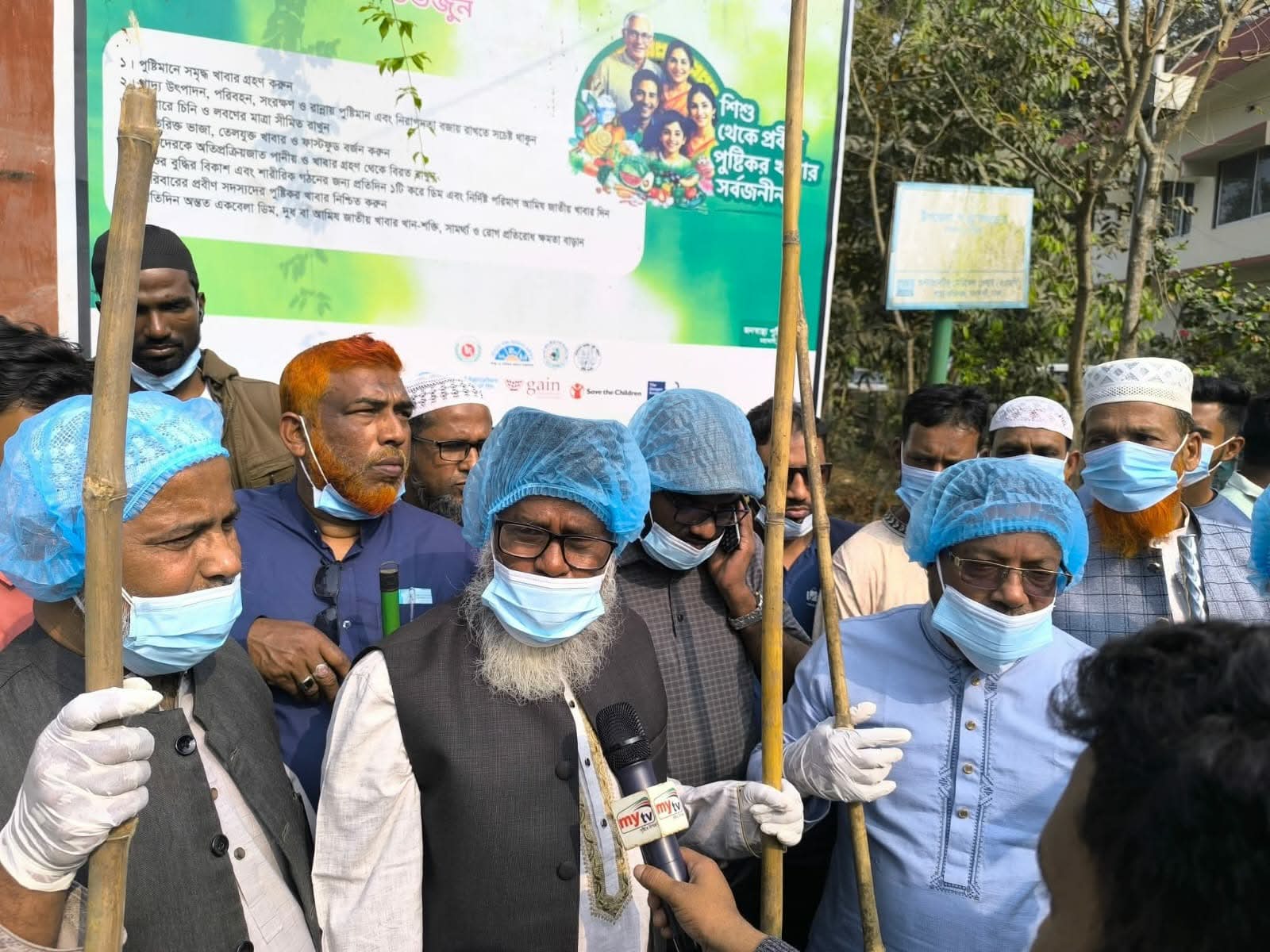 মণিরামপুর স্বাস্থ্য কমপ্লেক্সে ঝাড়ু হাতে এমপি এনামুল হক