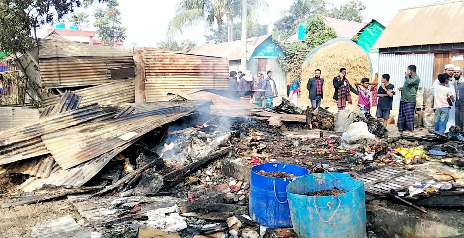 নবীনগরে আগুনে বিএনপির কার্যালয়সহ ৪ দোকান ভস্মীভূত