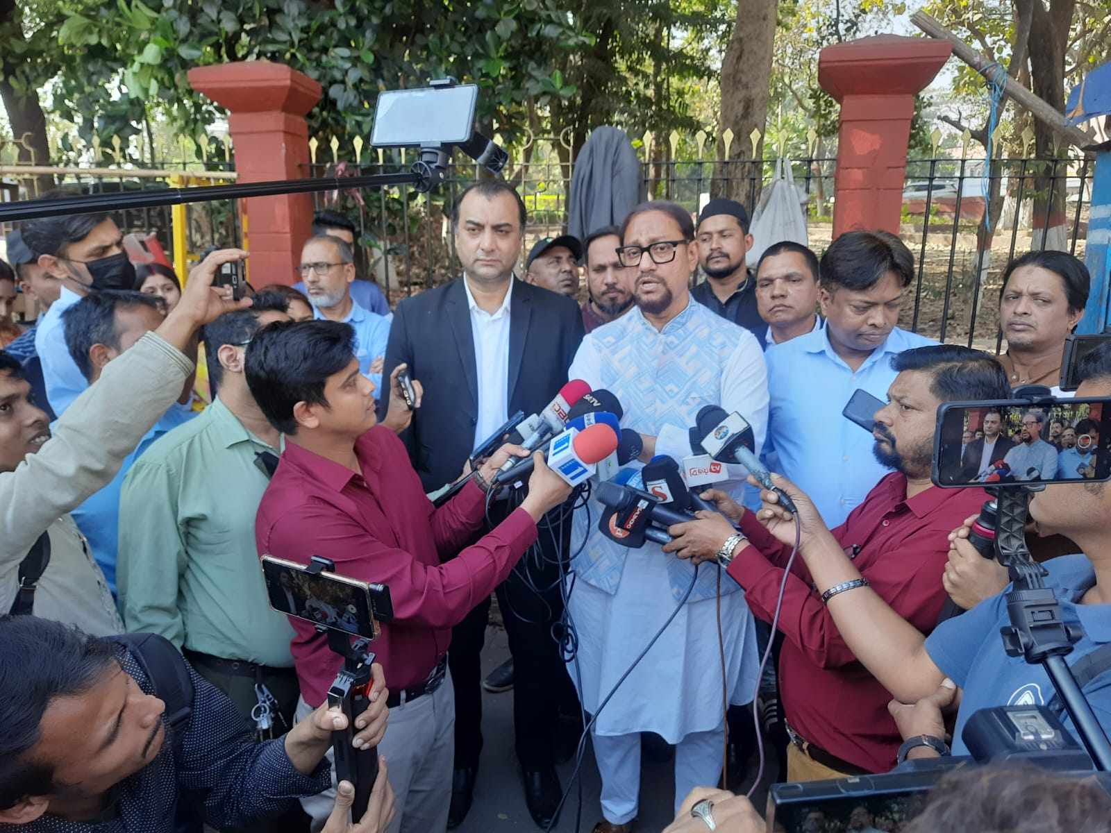 চট্টগ্রামকে বিলবোর্ডমুক্ত করার ঘোষণা, কাজীর দেউরীতে উচ্ছেদ অভিযানে মেয়র ডা. শাহাদাত হোসেন