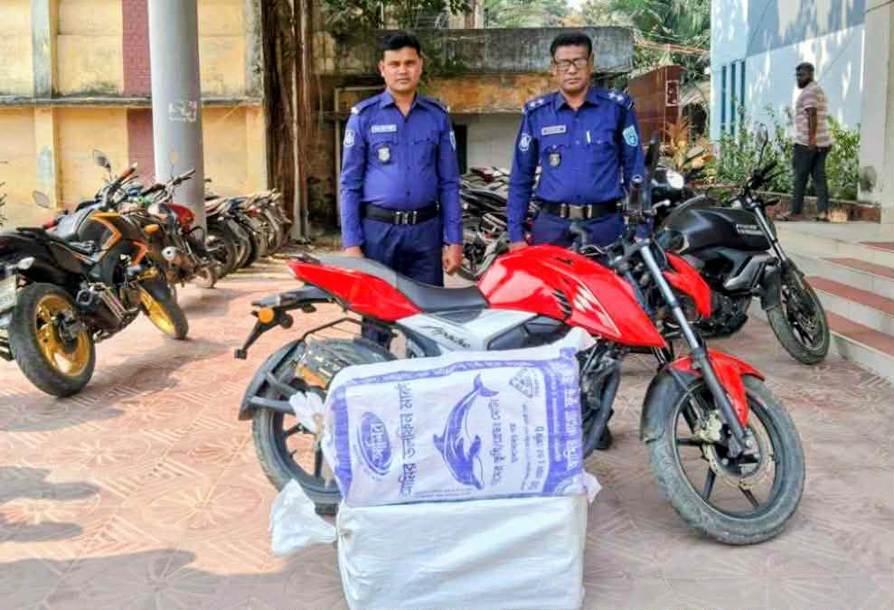 গাইবান্ধায় মোটরসাইকেলে মিলল ২০ কেজি গাঁজা