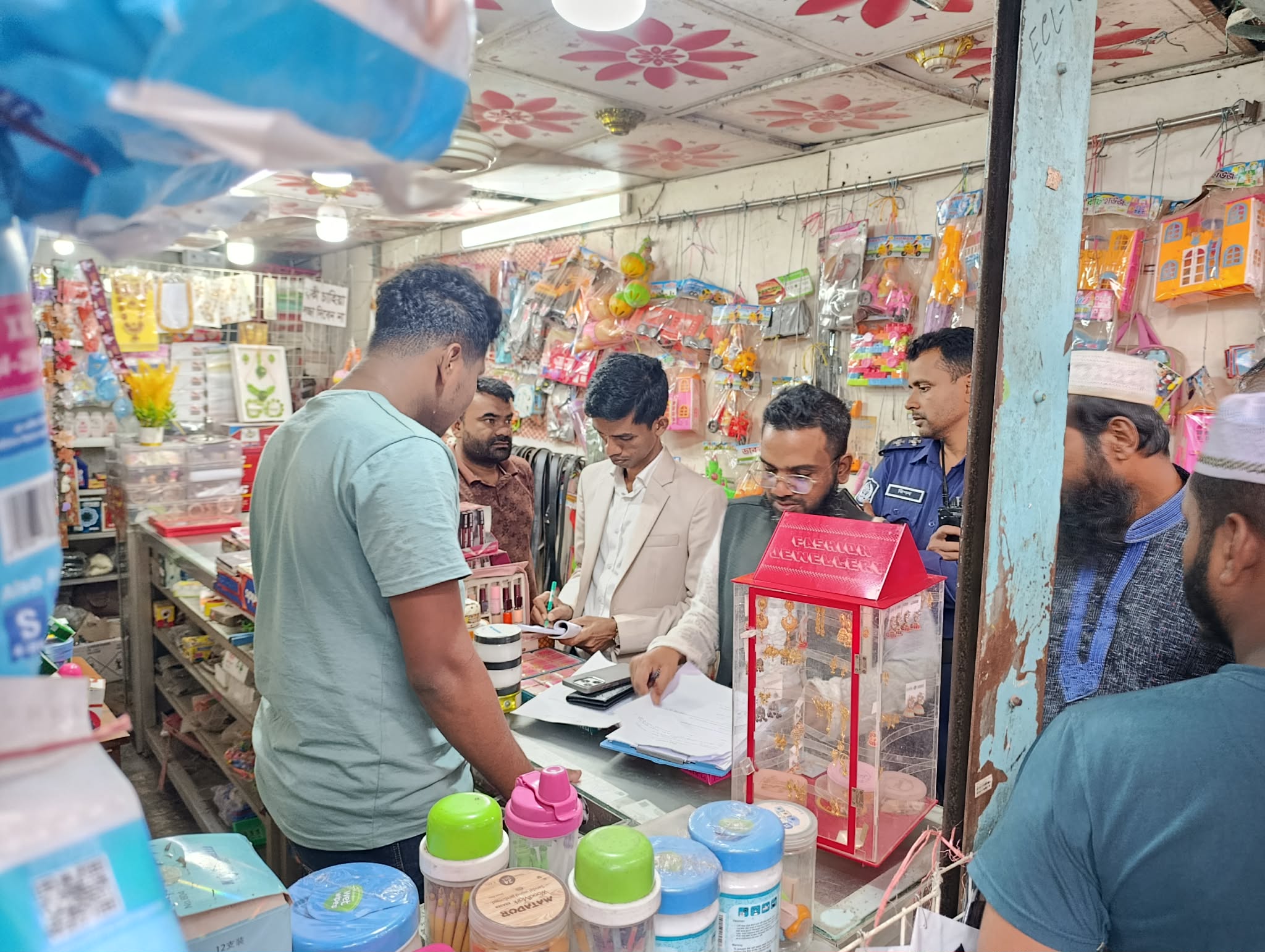 তাড়াইলে সিলিন্ডার গ্যাস মজুদ ও দাম বৃদ্ধি, ১০ হাজার টাকা জরিমানা
