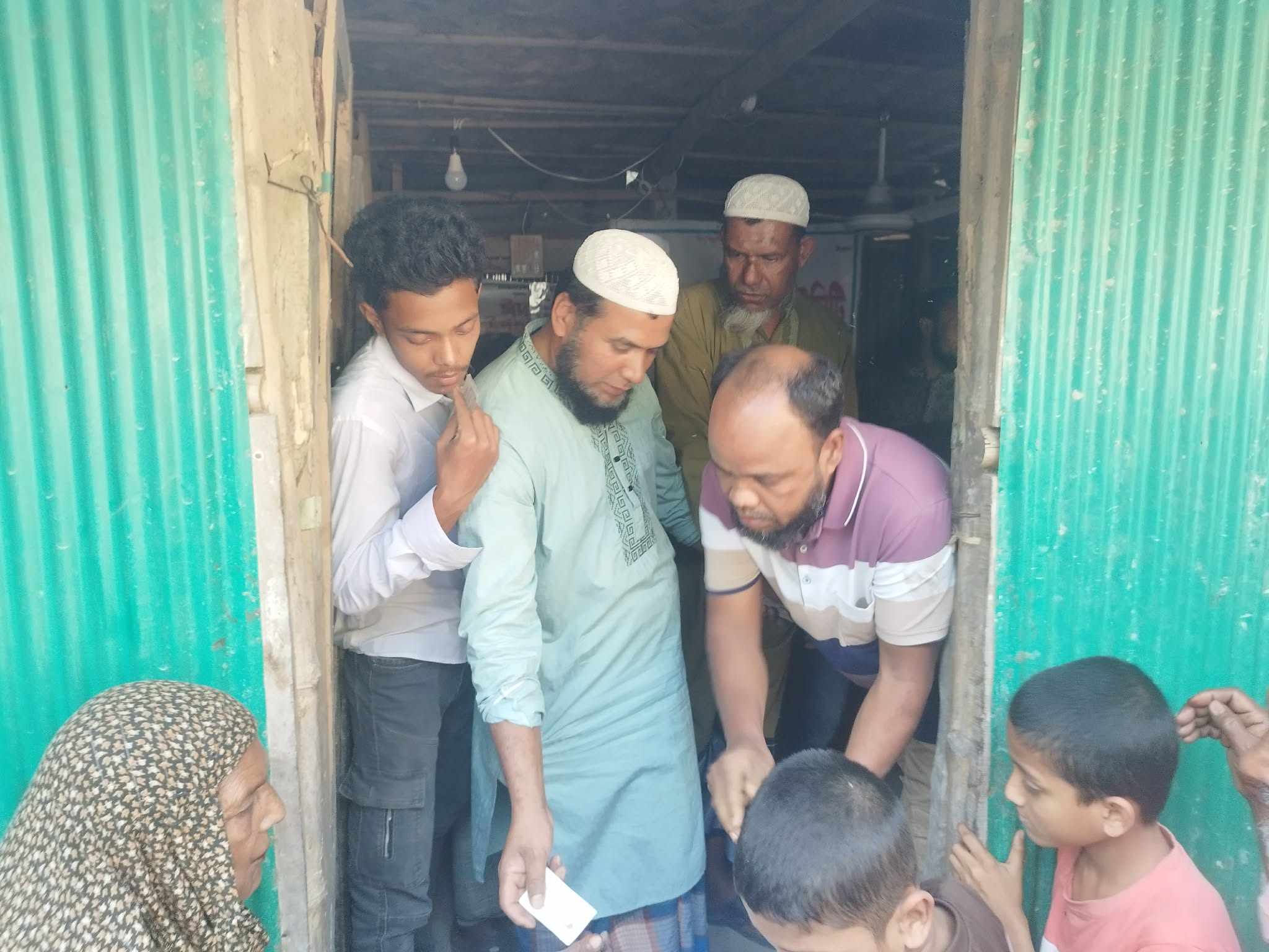 কুমিল্লা বরুড়ার রাজাপুরে এইড কমিউনিটি সংগঠনের ইফতার উপহার বিতরণ