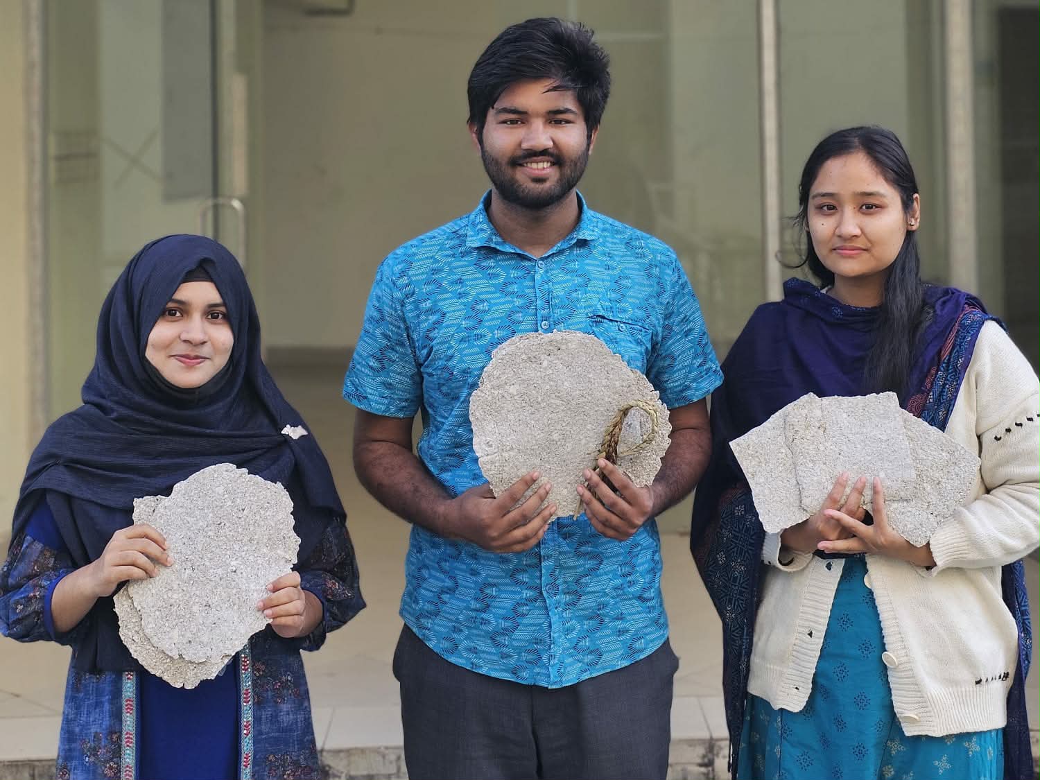 আগাছা থেকে কাগজ উদ্ভাবনে করল চবি শিক্ষার্থীরা