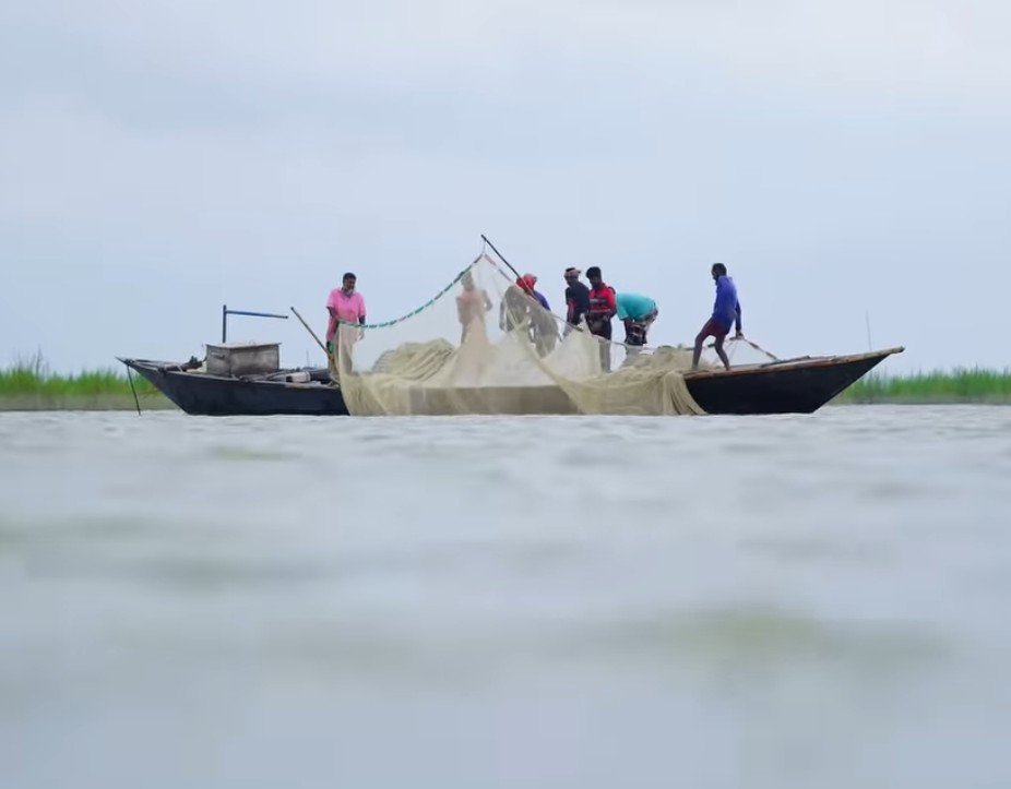 নদীর বুকেই ভাসছে তাদের জীবন