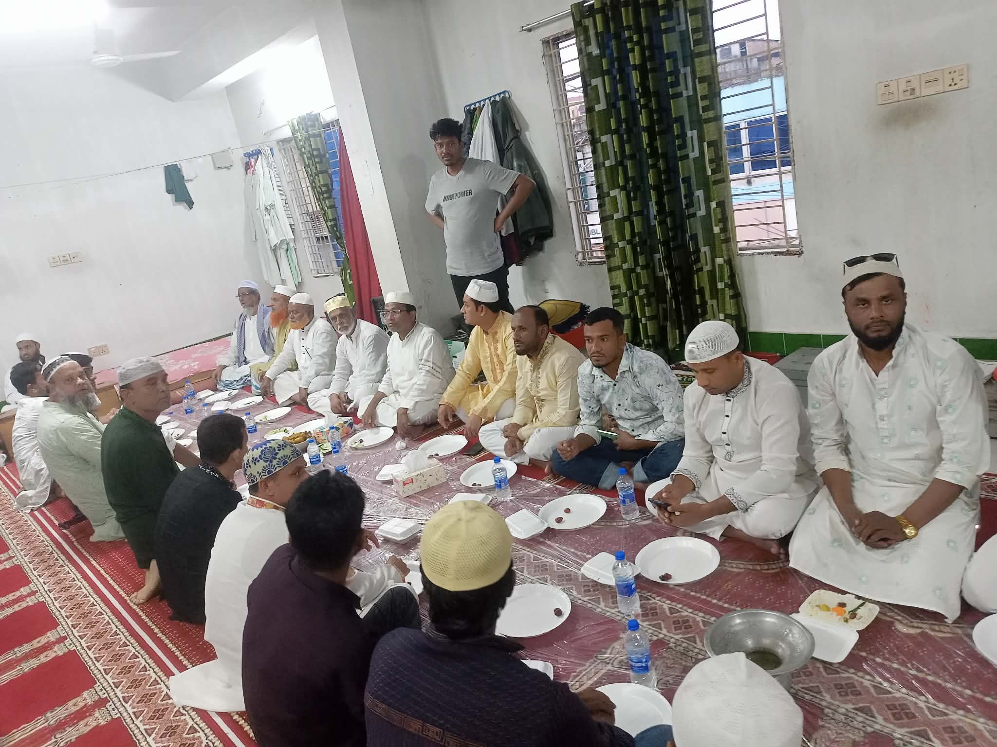 সাংসদ মাজহারুল ইসলাম উপজেলা বিএনপি নেতা-কর্মীদের নিয়ে হোসেনপুর জামে মসজিদে ইফতার ও দোয়া মাহফিলে অংশ নিয়েছেন