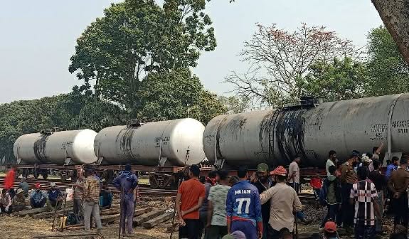 চাঁপাইনবাবগঞ্জে তেলবাহী ট্রেনের ওয়াগন লাইনচ্যুত, ৯ ঘণ্টা পর উদ্ধার