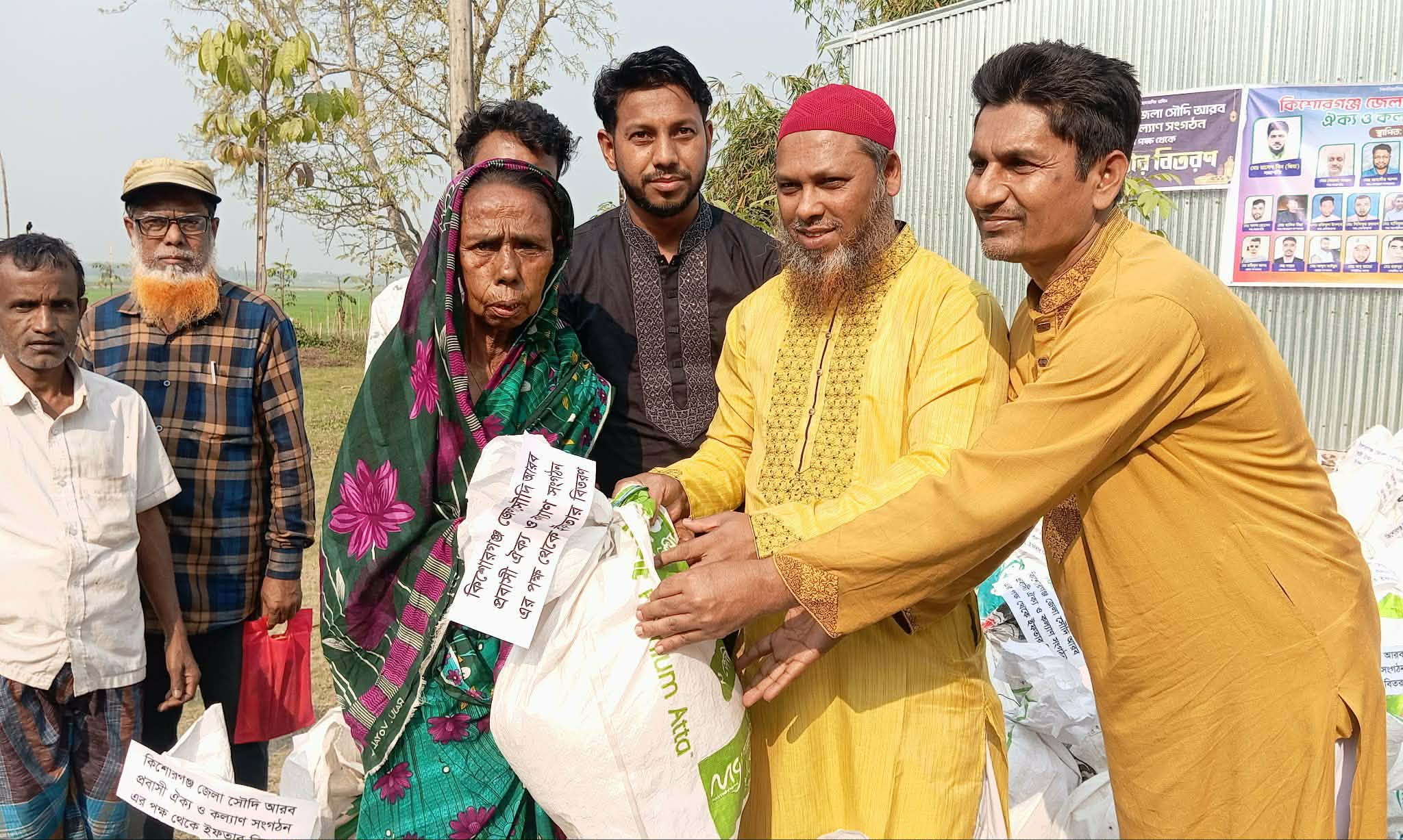 প্রবাসীদের উদ্যোগে কিশোরগঞ্জে ৬০০ পরিবারে খাদ্য সহায়তা