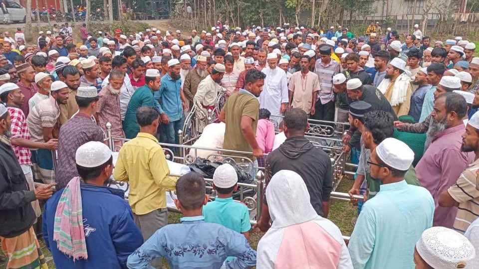 নড়াইলে রক্তক্ষয়ী সংঘর্ষ  নিহত ৪ জনের তিনজনের জানাজা,দাফন সম্পন্ন