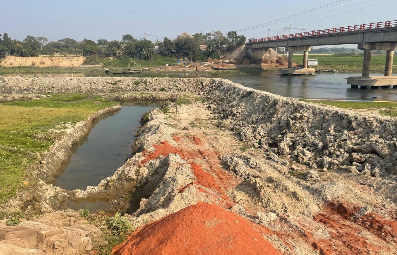 নবীনগরের পৌর এলাকায় নদী ভরাট করে বালুর ব্যবসা