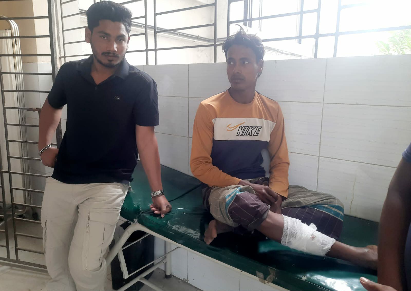 নবীনগরের মেঘনার বালু সন্ত্রাসীদের সাথে গ্রামবাসীর সংঘর্ষ