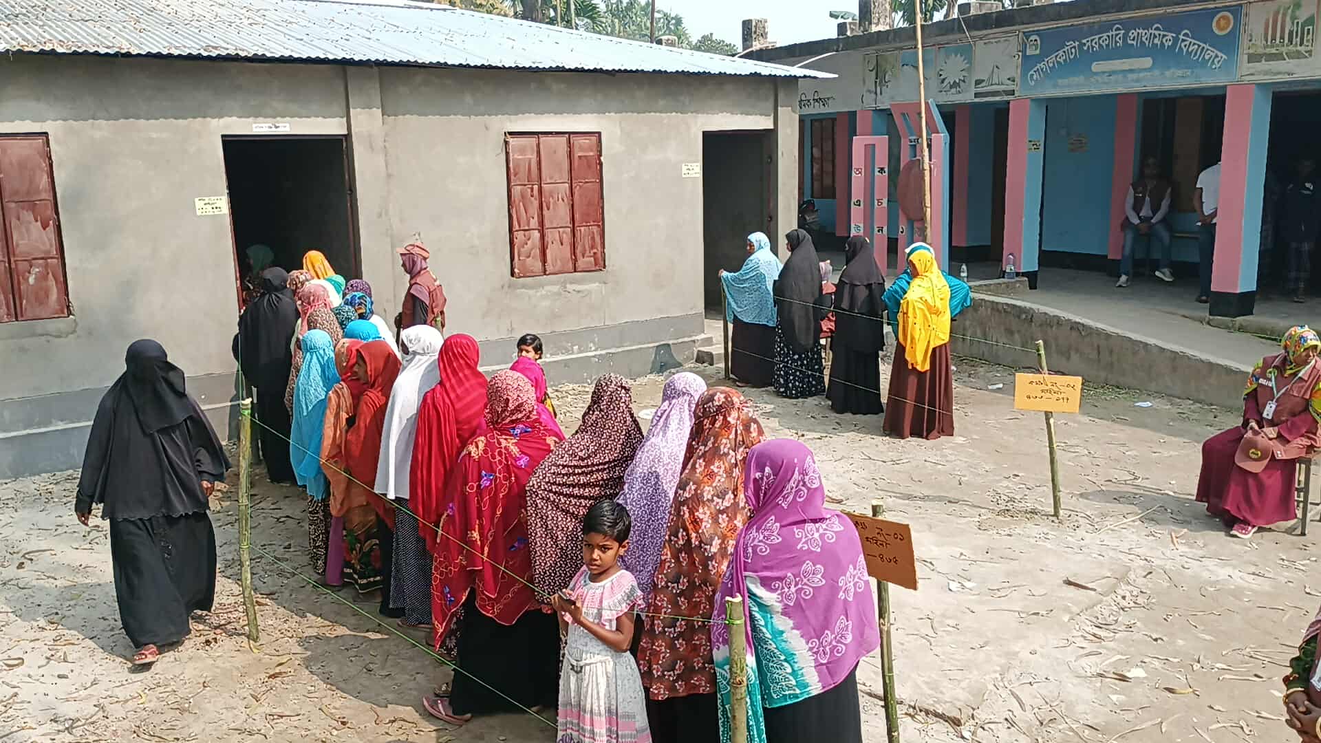 ভূরুঙ্গামারী উপজেলায় ব‍্যাপক উৎসাহ উদ্দীপনায় শান্তিপূর্ণ পরিবেশে ভোট গ্রহণ চলছে