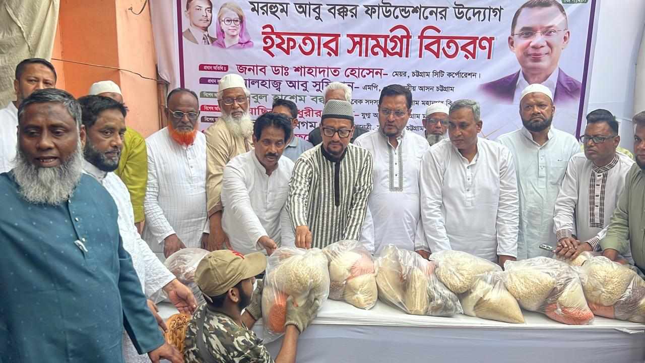 দুঃস্থ অসহায়দের মাঝে ইফতার সামগ্রী বিতরণকালে ডা. শাহাদাত হোসেন