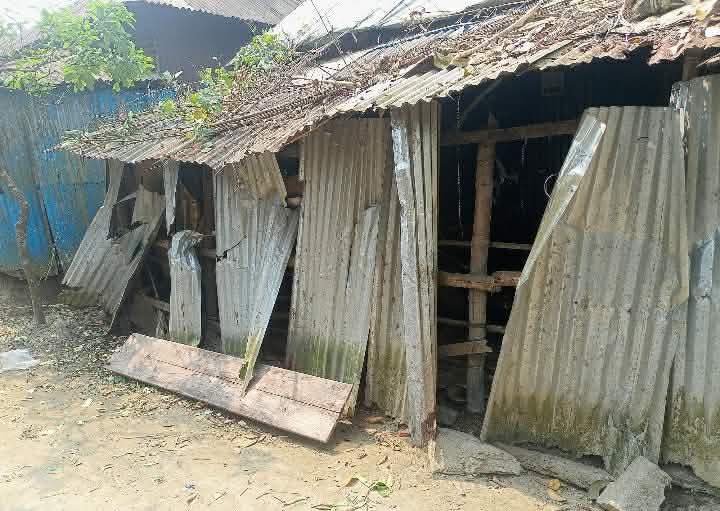 হোসেনপুরে তুচ্ছ ঘটনাকে কেন্দ্র করে প্রতিক্ষের হামলায় নারী শিশু সহ আহত ৮ প্রতিবন্ধীর দোকান ভাংচুর লুট