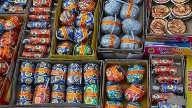 ঈদকে টার্গেট করে  চরভদ্রাসনে গোপনে চলছে বিস্ফোরক জাতীয় পটকা-আতশবাজি বিক্রি