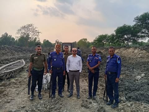 শিবালয়ে অবৈধভাবে মাটি কাটায় মোবাইল কোর্টের অভিযান, এক লাখ টাকা জরিমানা