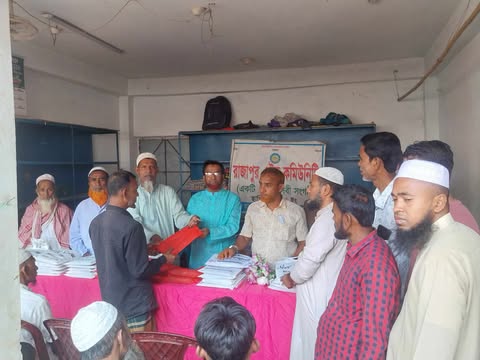বরুড়ায় রাজাপুর এইড কমিউনিটির ঈদ উপহার বিতরণ