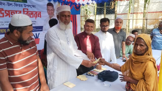 কুলিয়ারচরের ফরিদপুর ইউনিয়নে ঈদ উপহার বিতরণ করেন বিশিষ্ট সমাজ সেবক আনোয়ার হোসেন ভূইয়া