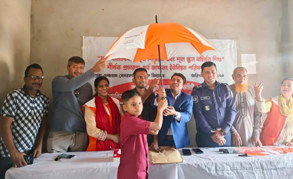 জাফলংয়ে ওয়ার্ল্ড ভিশনের ছাতা পেলেন শিশু শিক্ষার্থীরা