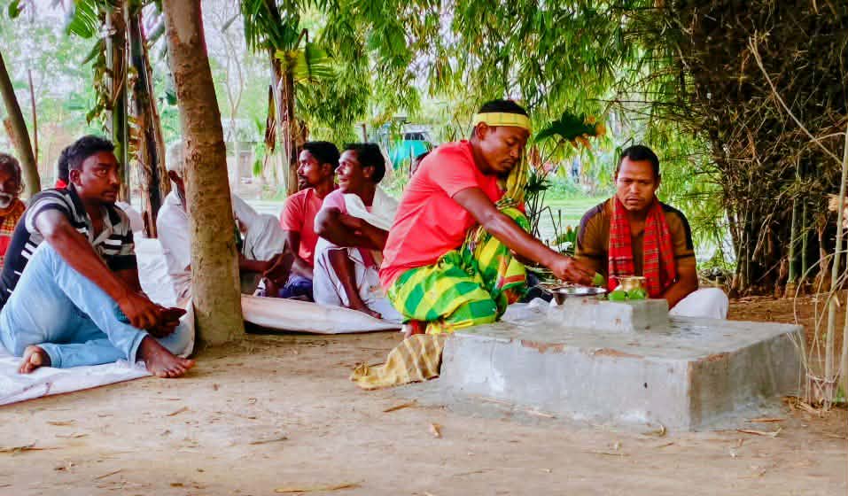 গাইবান্ধার রাজাবিরাটের সাঁওতাল পল্লীতে নিজস্ব আমেজে ‘বাহা পরব’