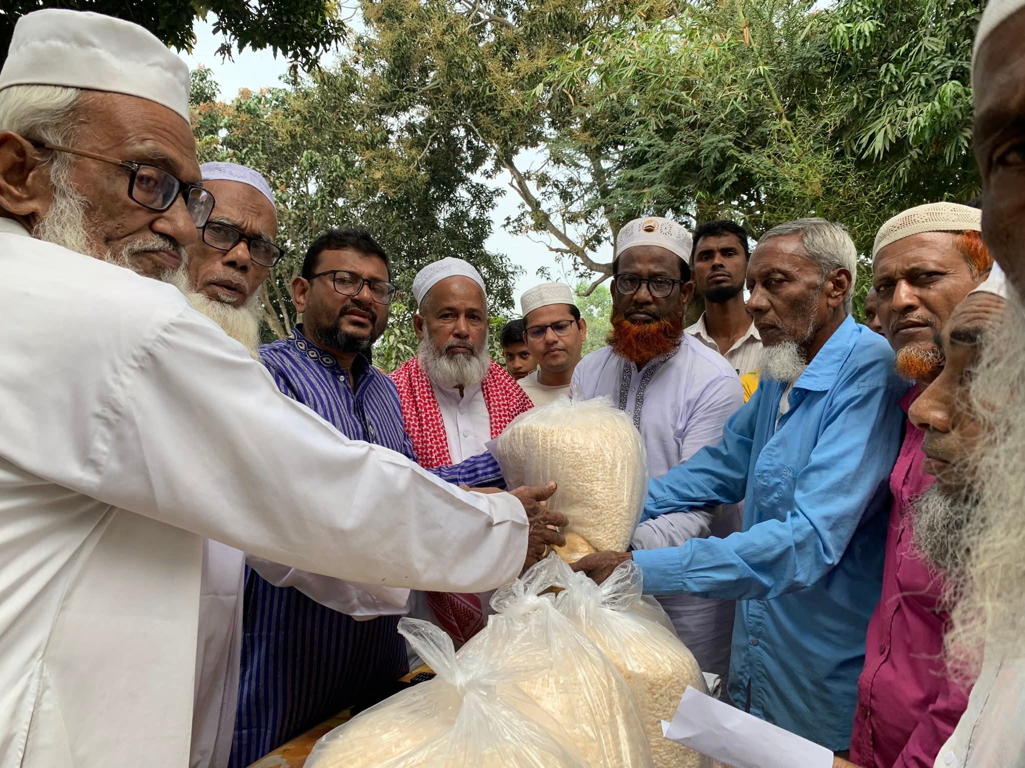 কচুয়ায় সাচার ইউনিয়নের কয়েকটি গ্রামে আখন্দ পরিবারের ইফতার সামগ্রী বিতরন 