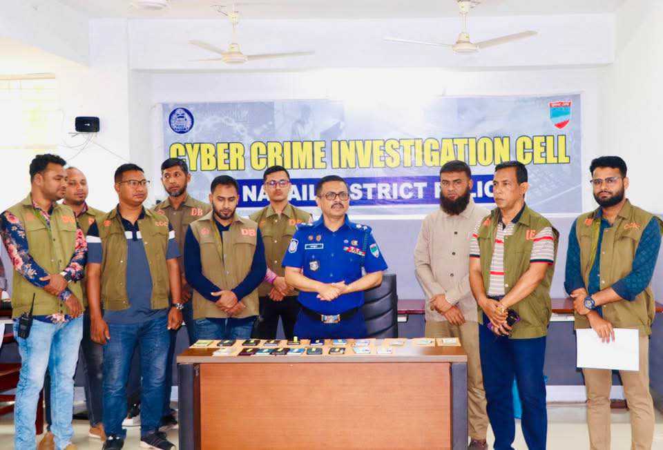 নড়াইলে হারিয়ে যাওয়া মোবাইল ও নগদ টাকা আনুষ্ঠানিক ভাবে হস্তান্তর করলেন এসপি আল মামুন শিকদার