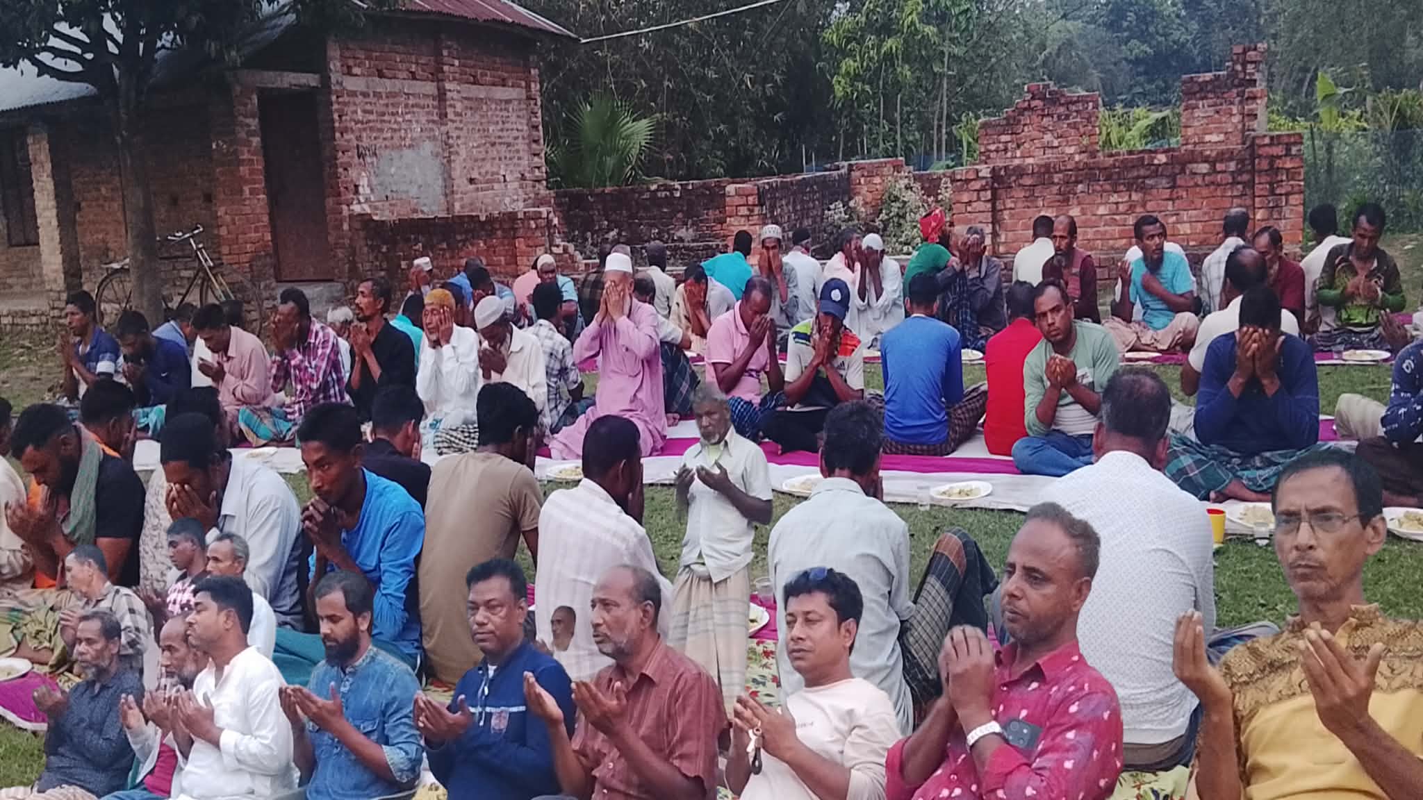 কেশাইল রিক্সাশা/ভ্যান শ্রমিক ইউনিয়নের উর্দুগে দোয়া ও ইফতার মাহফিল