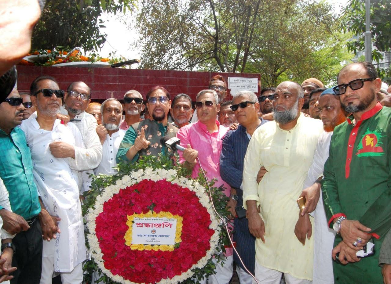 স্বাধীনতা দিবসে বিপ্লব উদ্যানে পুষ্পস্তবক অর্পণকালে ডা. শাহাদাত হোসেন