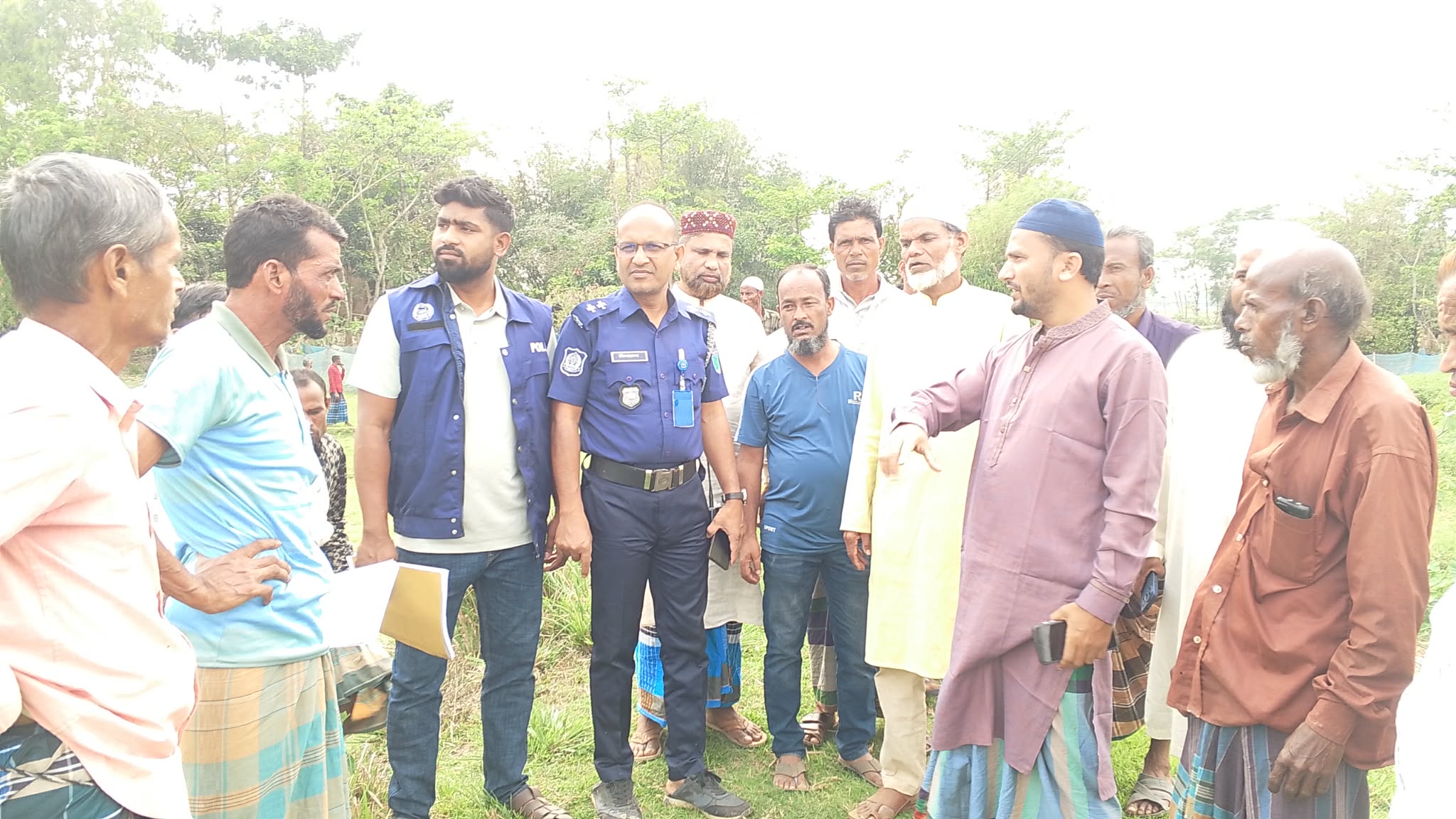 গোয়াইনঘাটে বিরোধ পূর্ন যাতায়াতের রাস্তা সালুটিকর পুলিশের সরেজমিন পরিদর্শন